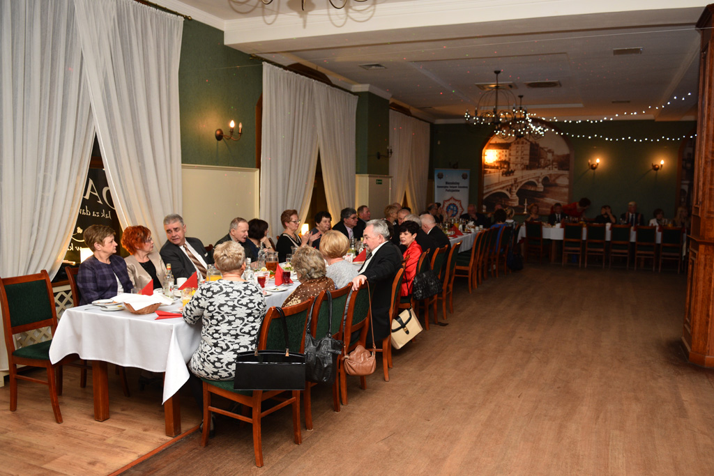 Policyjni emeryci zaprosili swoje panie na wspólne świętowanie