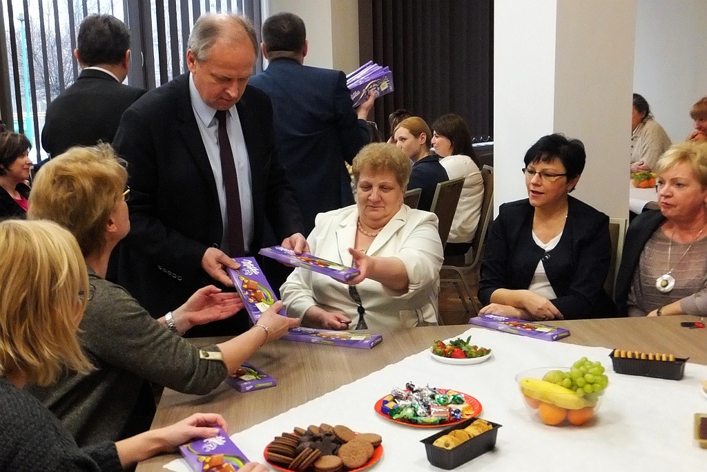 Pracownice starostwa obdarowane słodyczami na Dzień Kobiet