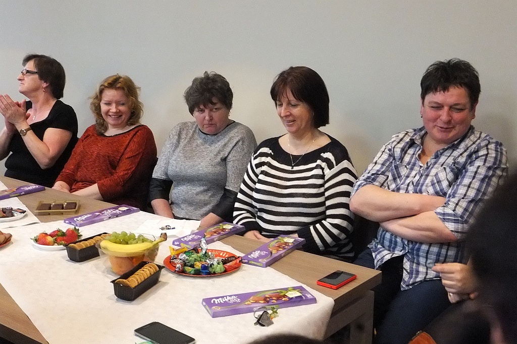 Pracownice starostwa obdarowane słodyczami na Dzień Kobiet