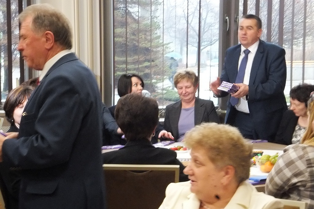 Pracownice starostwa obdarowane słodyczami na Dzień Kobiet