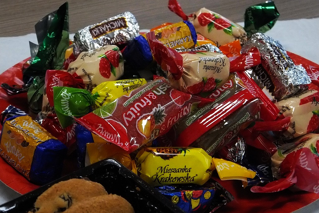 Pracownice starostwa obdarowane słodyczami na Dzień Kobiet