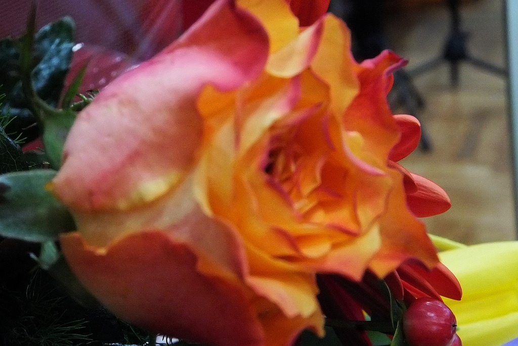 Pracownice starostwa obdarowane słodyczami na Dzień Kobiet