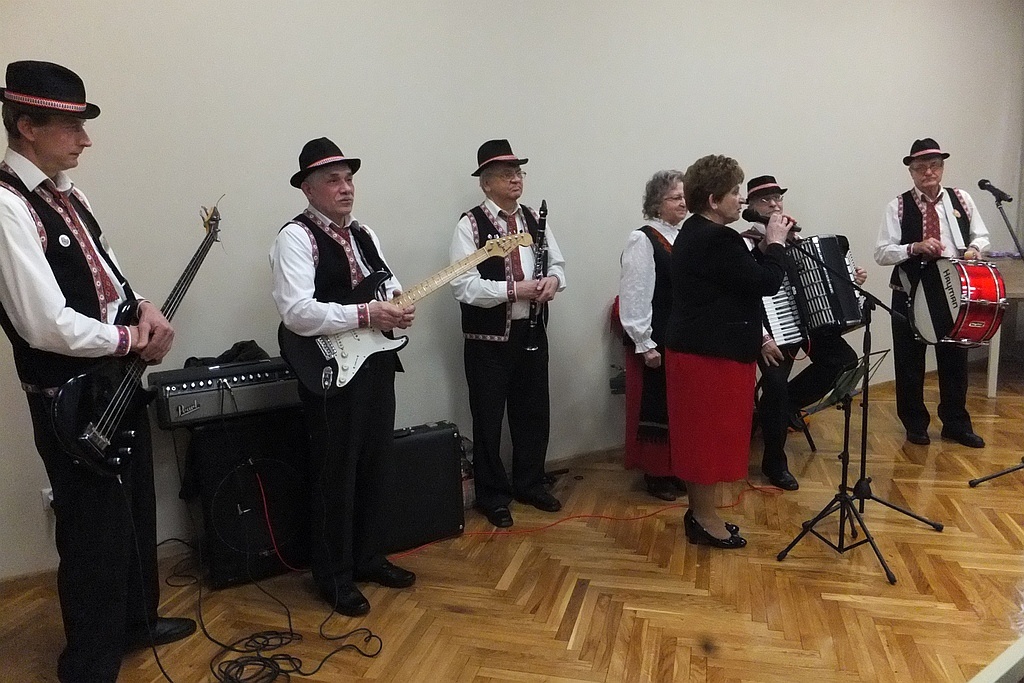 Pracownice starostwa obdarowane słodyczami na Dzień Kobiet