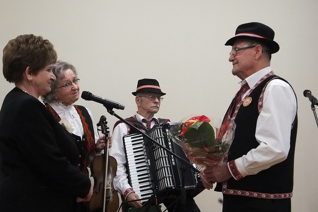 Pracownice starostwa obdarowane słodyczami na Dzień Kobiet
