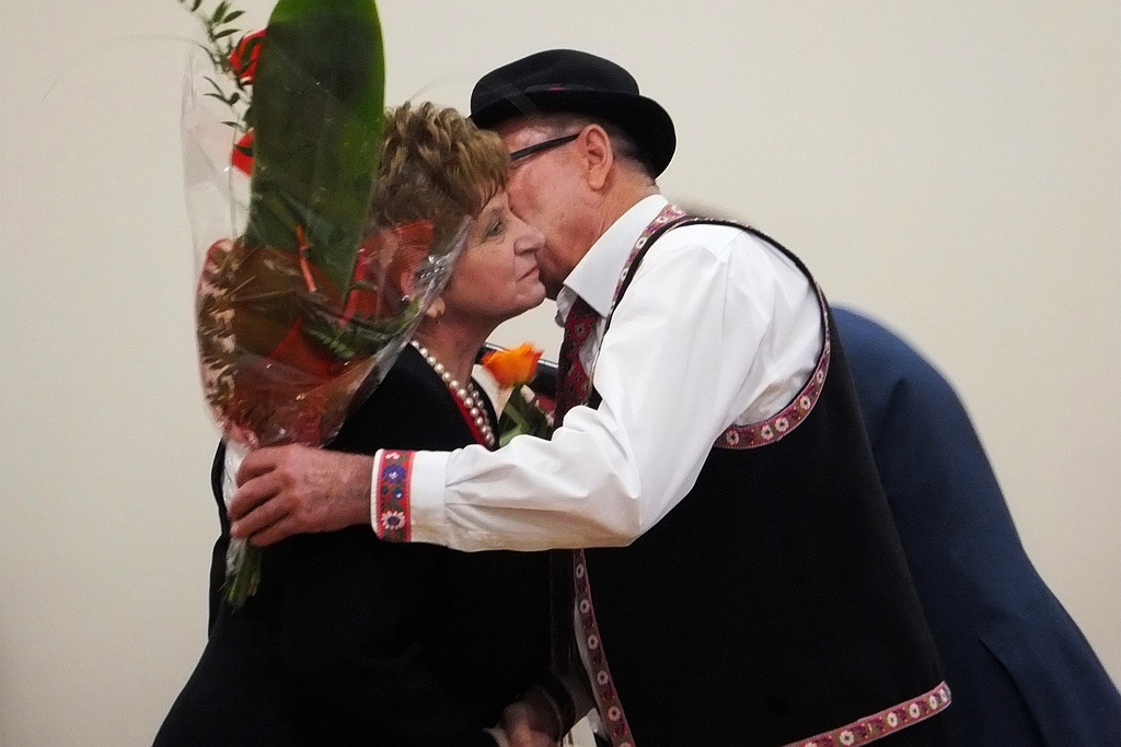 Pracownice starostwa obdarowane słodyczami na Dzień Kobiet