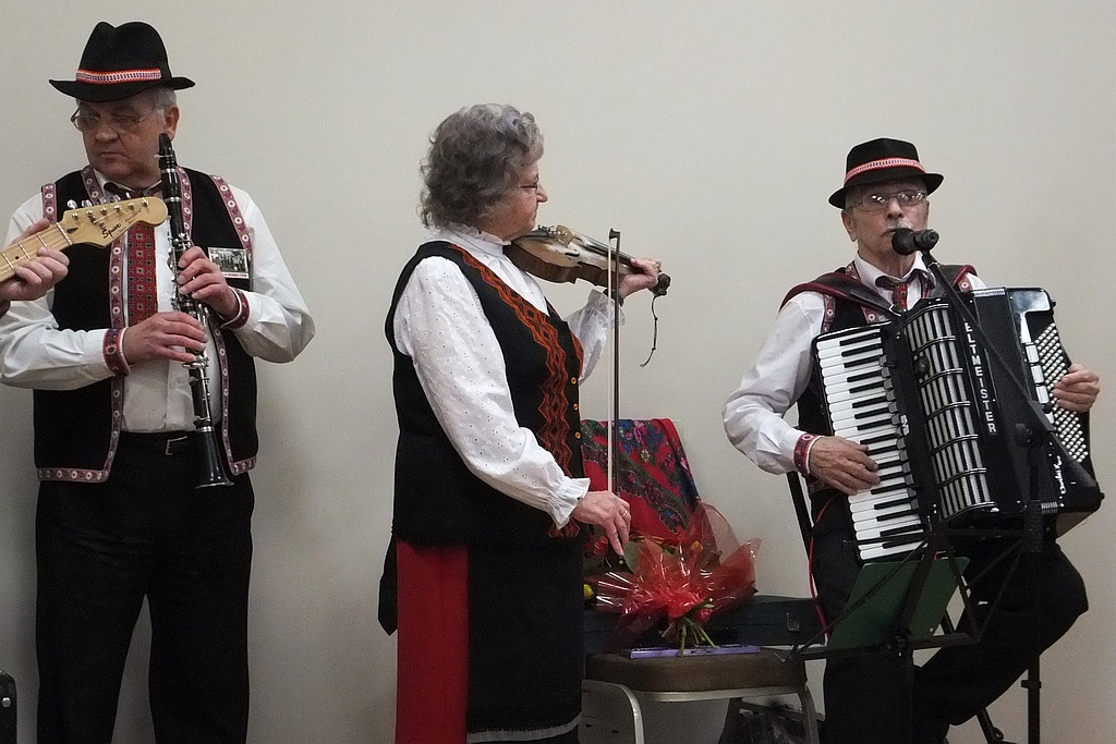 Pracownice starostwa obdarowane słodyczami na Dzień Kobiet