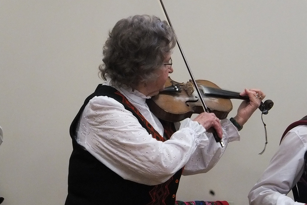 Pracownice starostwa obdarowane słodyczami na Dzień Kobiet