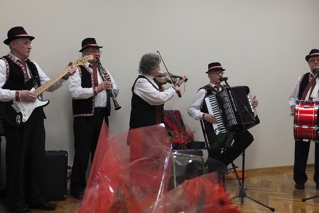 Pracownice starostwa obdarowane słodyczami na Dzień Kobiet