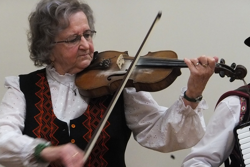 Pracownice starostwa obdarowane słodyczami na Dzień Kobiet