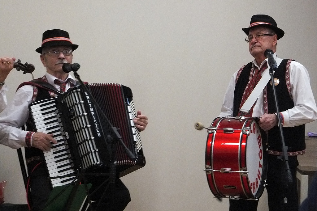 Pracownice starostwa obdarowane słodyczami na Dzień Kobiet