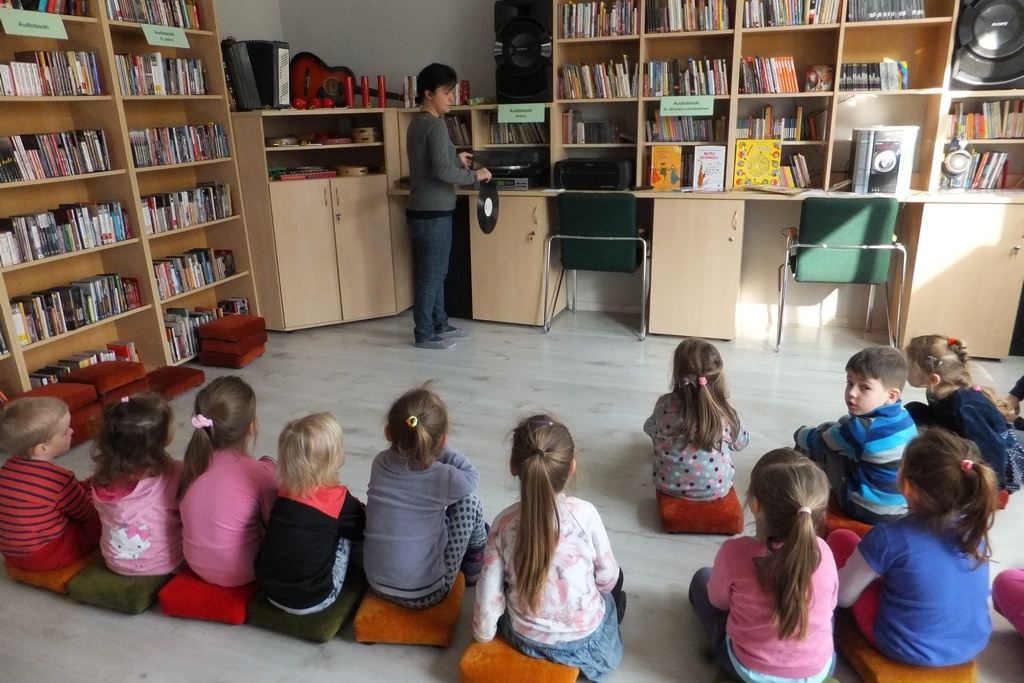 Dzieci z przedszkola Moja Bajka zwiedziły bibliotekę muzyczną