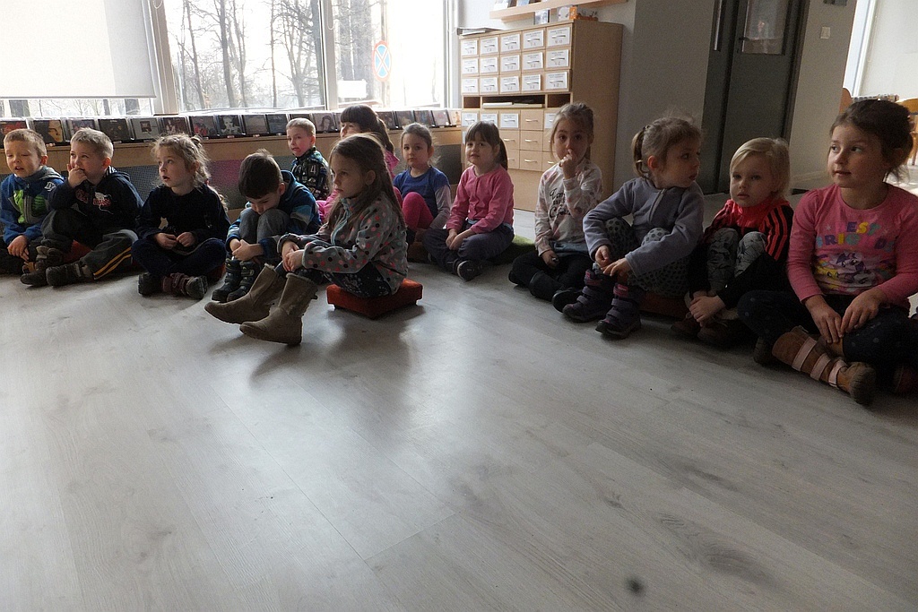 Dzieci z przedszkola Moja Bajka zwiedziły bibliotekę muzyczną