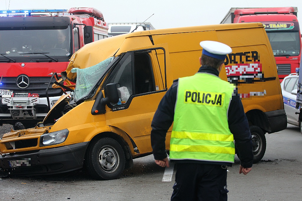 Wypadek an A4. Zderzyły się trzy busy. Jedna osoba ranna
