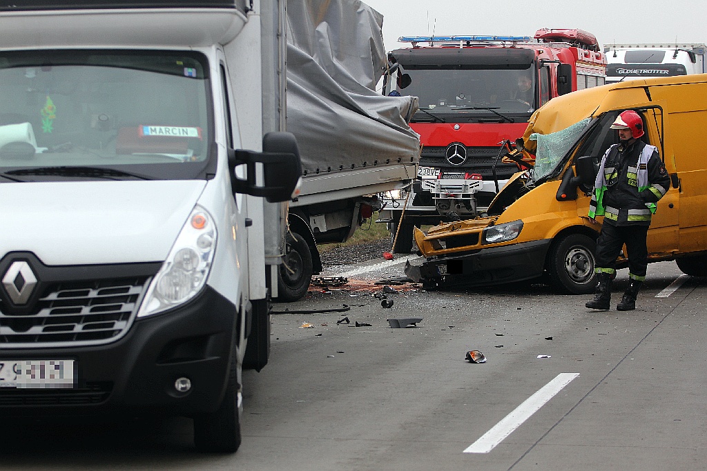 Wypadek an A4. Zderzyły się trzy busy. Jedna osoba ranna
