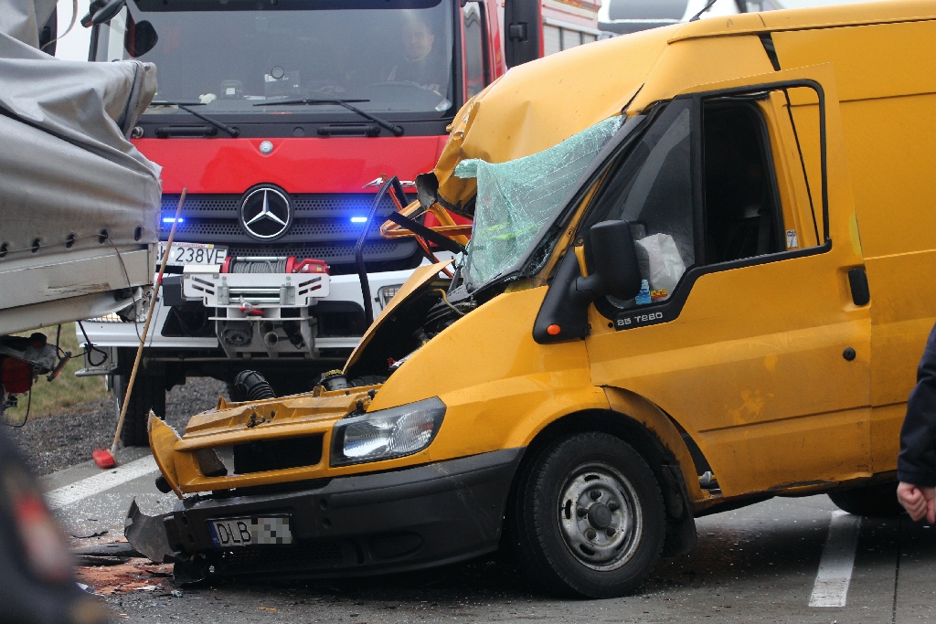 Wypadek an A4. Zderzyły się trzy busy. Jedna osoba ranna