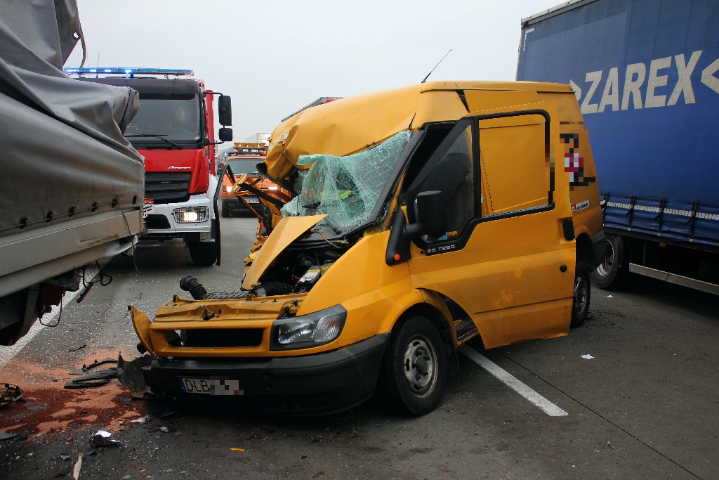 Wypadek an A4. Zderzyły się trzy busy. Jedna osoba ranna