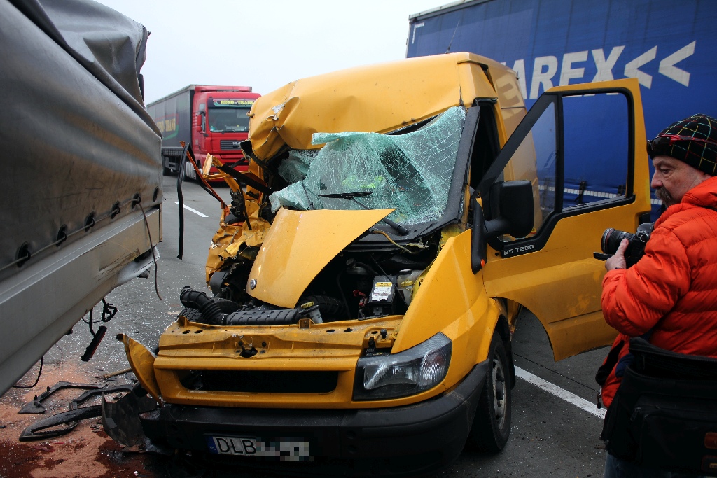 Wypadek an A4. Zderzyły się trzy busy. Jedna osoba ranna