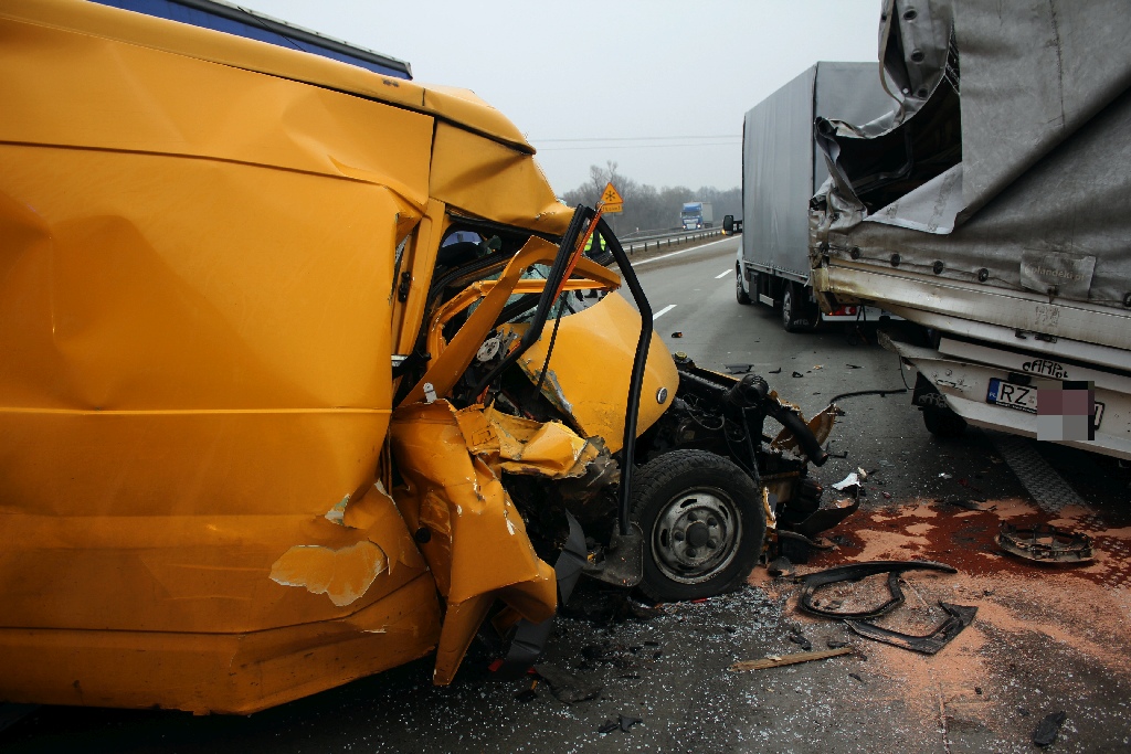 Wypadek an A4. Zderzyły się trzy busy. Jedna osoba ranna