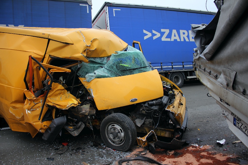 Wypadek an A4. Zderzyły się trzy busy. Jedna osoba ranna