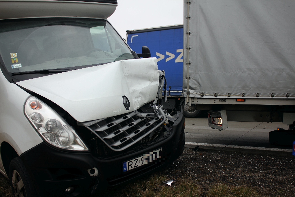 Wypadek an A4. Zderzyły się trzy busy. Jedna osoba ranna