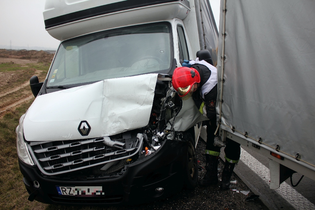 Wypadek an A4. Zderzyły się trzy busy. Jedna osoba ranna