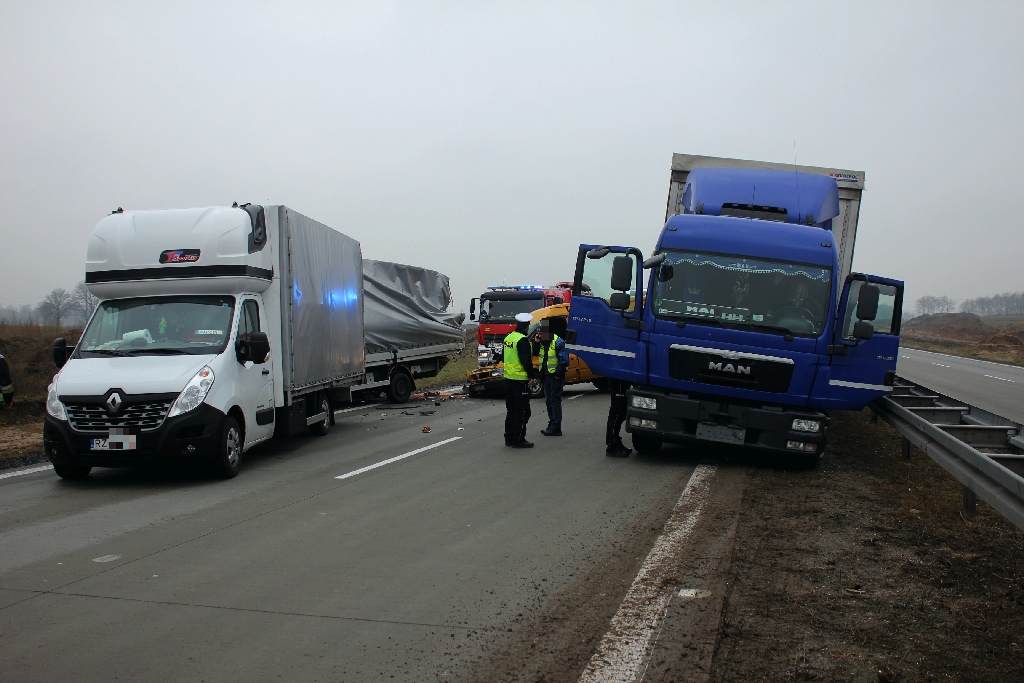 Wypadek an A4. Zderzyły się trzy busy. Jedna osoba ranna