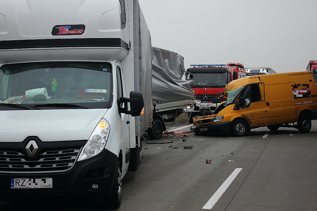 Wypadek an A4. Zderzyły się trzy busy. Jedna osoba ranna