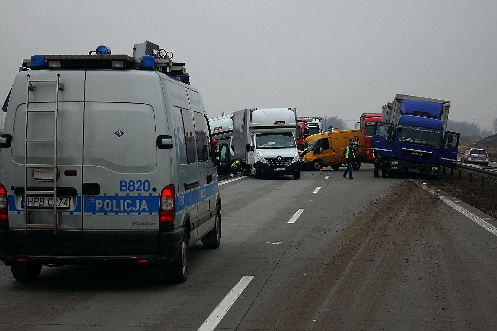 Wypadek an A4. Zderzyły się trzy busy. Jedna osoba ranna