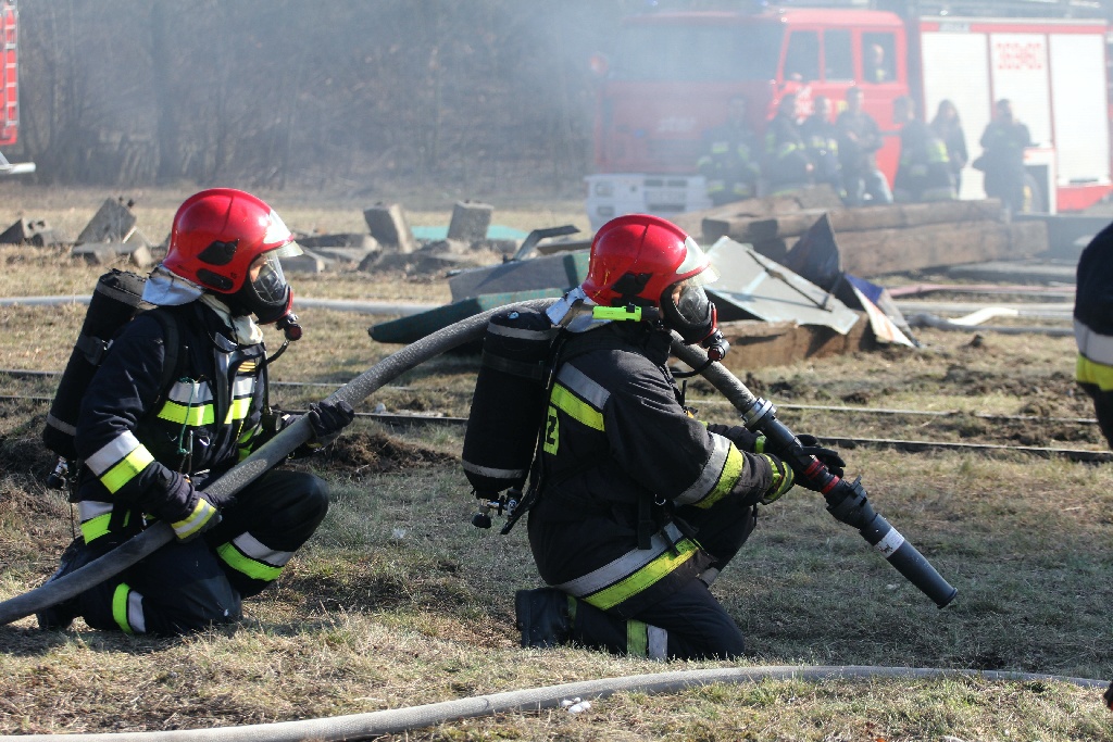 W manewrach strażackich wzięło udział około 200 osób