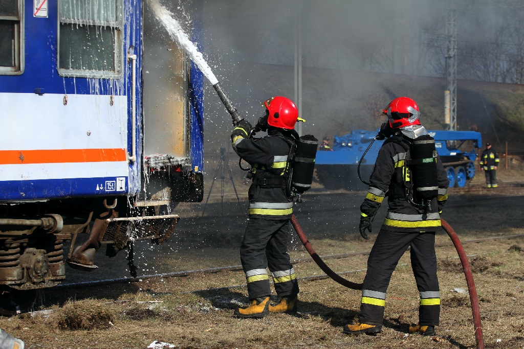 W manewrach strażackich wzięło udział około 200 osób