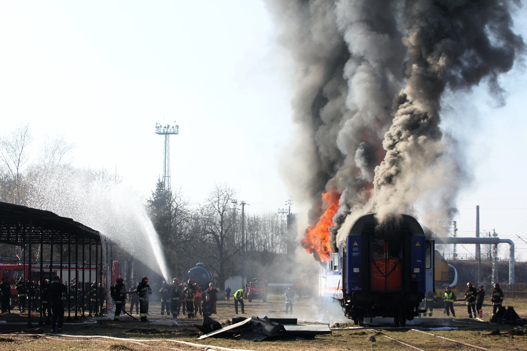 W manewrach strażackich wzięło udział około 200 osób