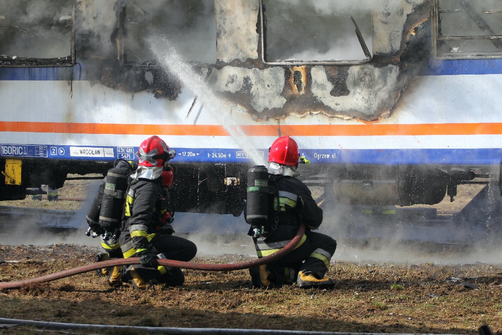 W manewrach strażackich wzięło udział około 200 osób