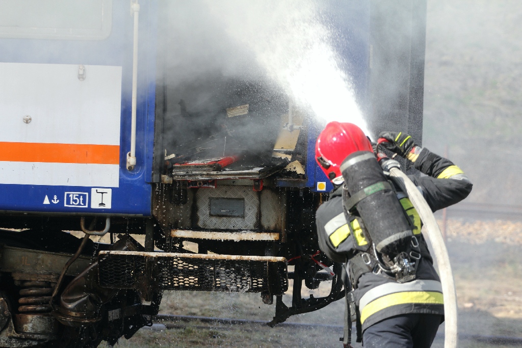 W manewrach strażackich wzięło udział około 200 osób