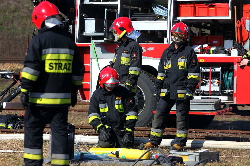 Usuwanie skutków katastrofy kolejowej ćwiczyli  strażacy