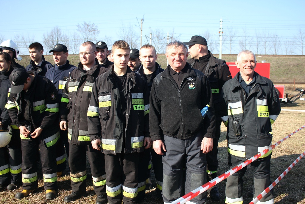 W manewrach strażackich wzięło udział około 200 osób