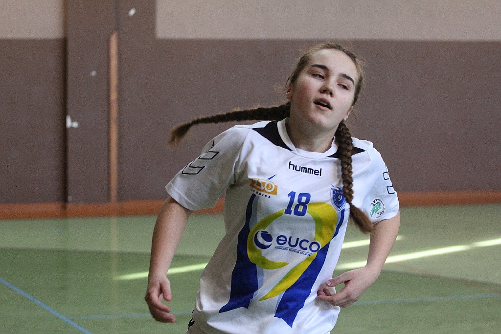 Piłkarki ręczne Dziewiątki rozgromiły KPR Jelenia Góra