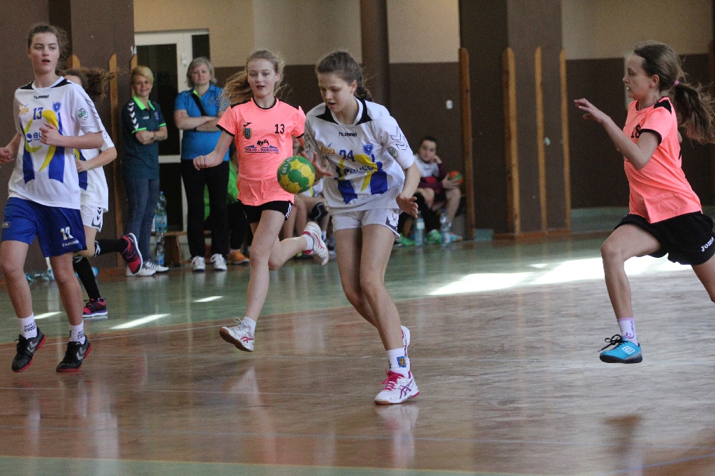 Piłkarki ręczne Dziewiątki rozgromiły KPR Jelenia Góra