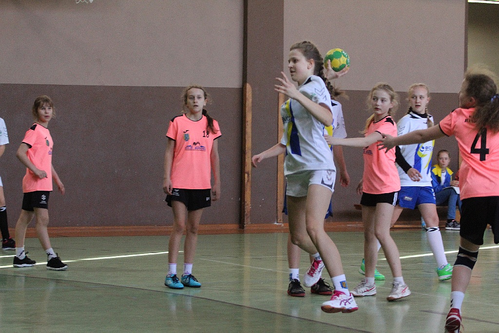 Piłkarki ręczne Dziewiątki rozgromiły KPR Jelenia Góra