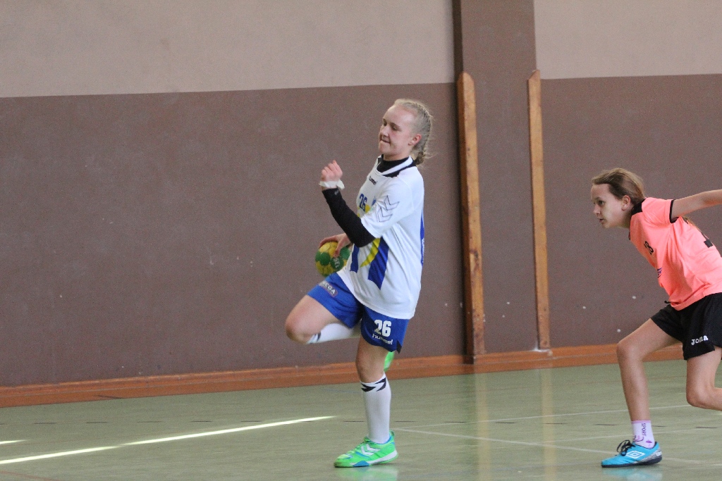 Piłkarki ręczne Dziewiątki rozgromiły KPR Jelenia Góra