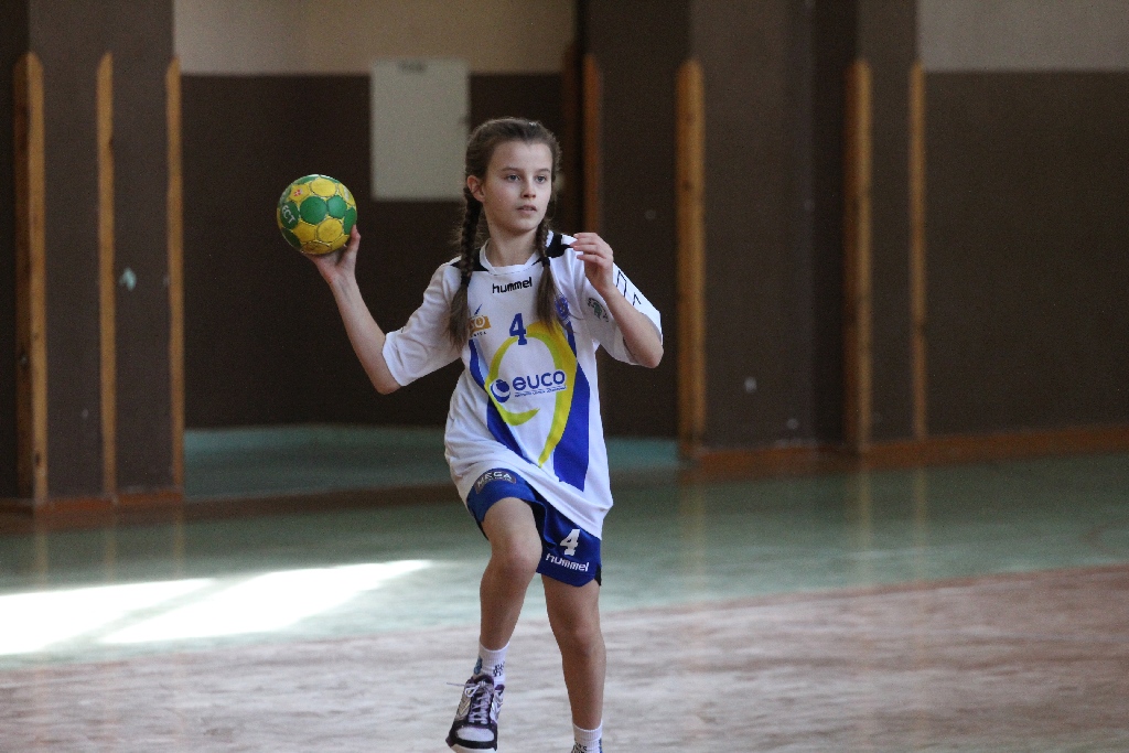 Piłkarki ręczne Dziewiątki rozgromiły KPR Jelenia Góra