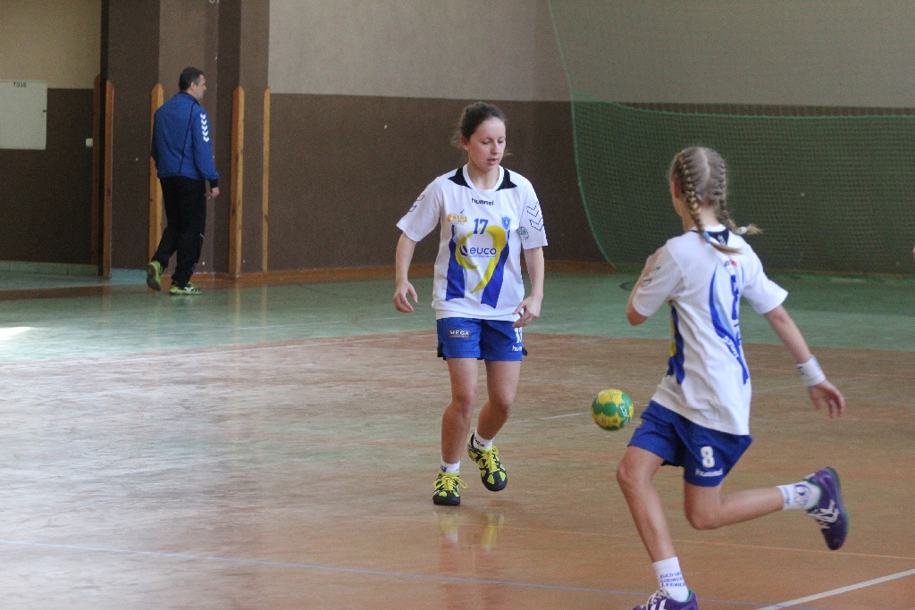 Piłkarki ręczne Dziewiątki rozgromiły KPR Jelenia Góra
