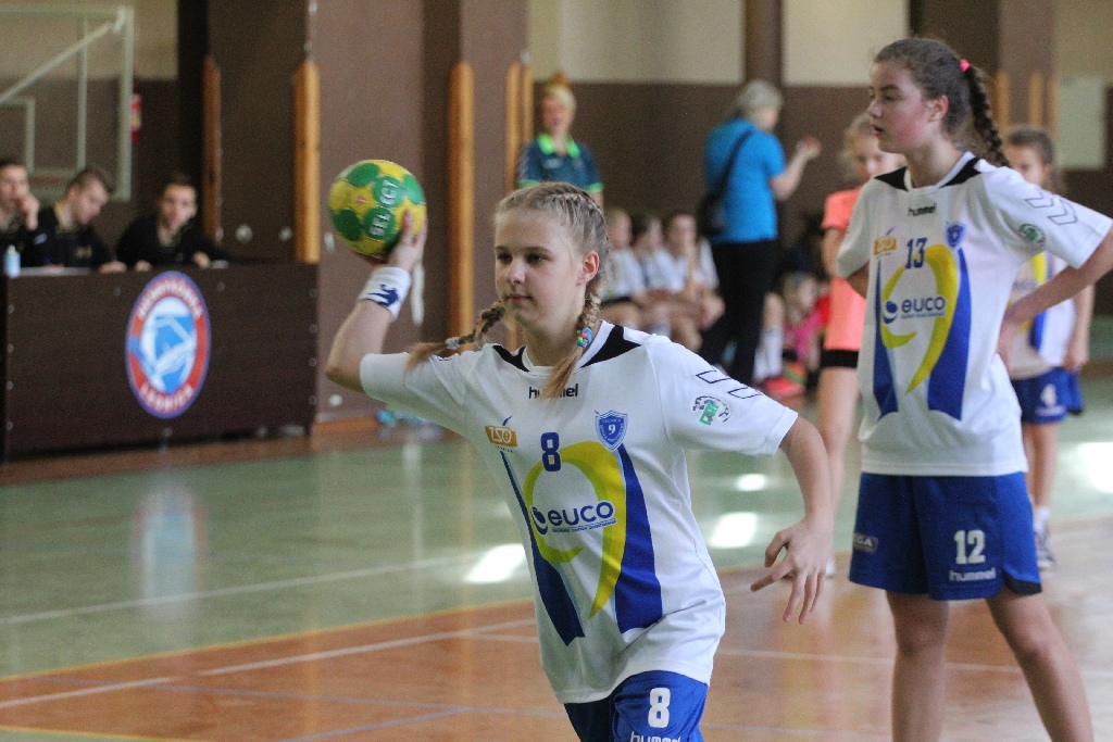 Piłkarki ręczne Dziewiątki rozgromiły KPR Jelenia Góra