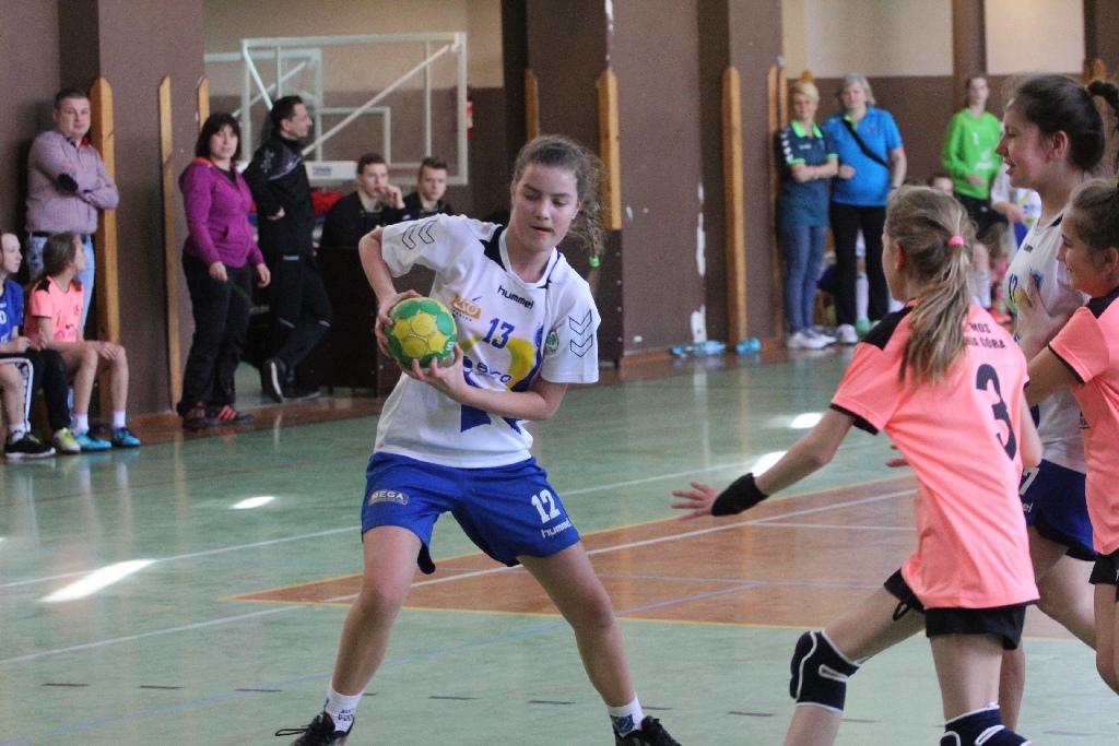 Piłkarki ręczne Dziewiątki rozgromiły KPR Jelenia Góra
