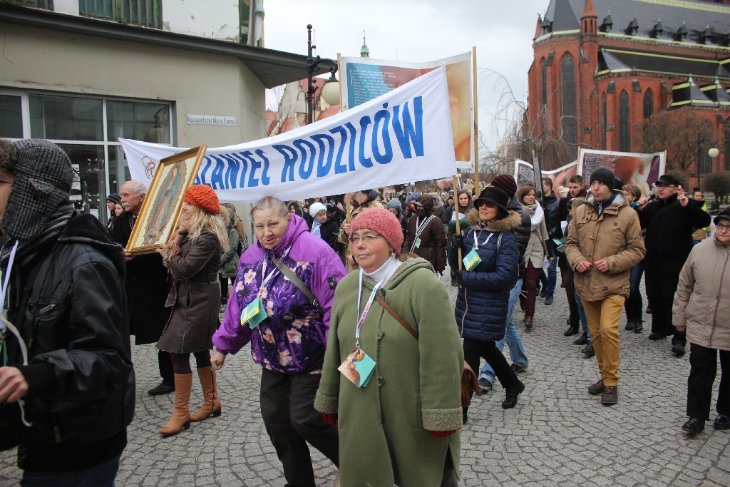 Blisko tysiąć osób przeszło ulicami miasta w Marszu dla życia