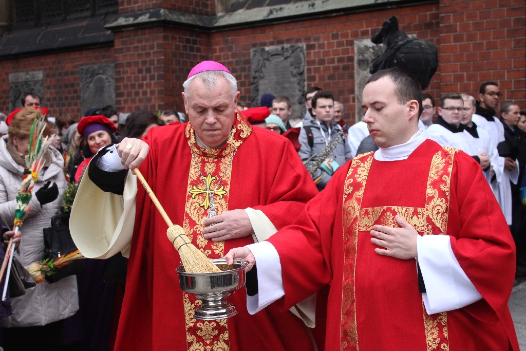 Msza święta w legnickiej Katedrze w Niedzielę Palmową