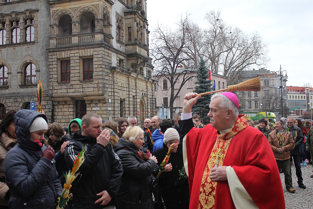 Msza święta w legnickiej Katedrze w Niedzielę Palmową