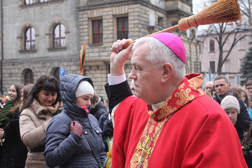 Msza święta w legnickiej Katedrze w Niedzielę Palmową