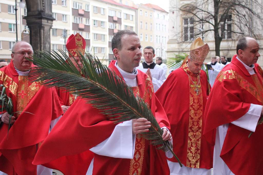 Msza święta w legnickiej Katedrze w Niedzielę Palmową