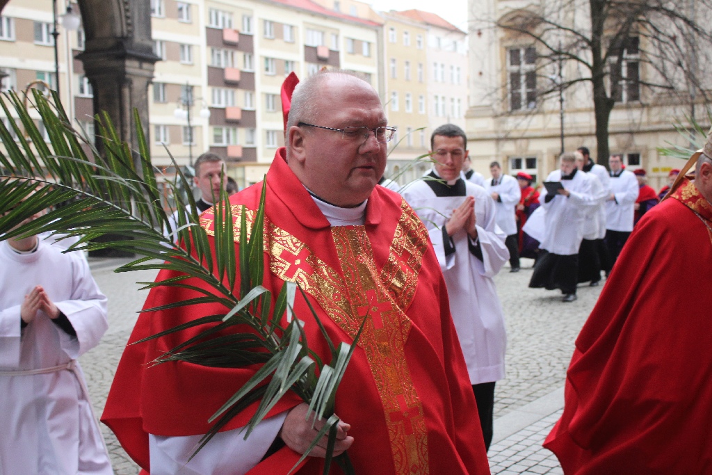 Msza święta w legnickiej Katedrze w Niedzielę Palmową