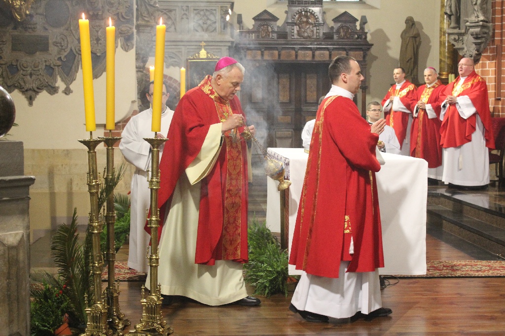 Msza święta w legnickiej Katedrze w Niedzielę Palmową